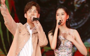 关晓彤秀长大腿合力歌曲《龙的传人》董力