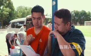 土豪犯二出手阔绰当街狂洒人民币