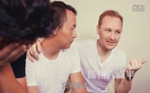 长腿妹子遭光头男诱骗上床未果
